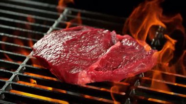 Süper Yavaş Çekim Çiğ Biftek Et Atışı Alevler ve Közlerle Sıcak Izgaraya Düşüyor. Yüksek Hız Sinema Kamerası, 4K.