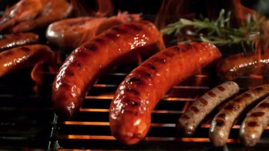Hot Grill 'de ızgara Lezzetli Sosis ve Alevli 1000 fps' lik Süper Yavaş Film Çekimi. Yüksek Hız Sinema Kamerası, 4K.