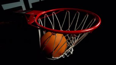 Basketbol topunun süper yavaş hareketi Hoop Net 'ten 1000fps hızla geçiyor. Yüksek Hız Sinema Kamerası, 4K.