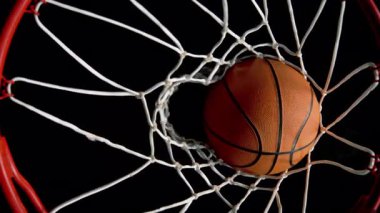 Basketbol topunun süper yavaş hareketi Hoop Net 'ten 1000fps hızla geçiyor. Yüksek Hız Sinema Kamerası, 4K.