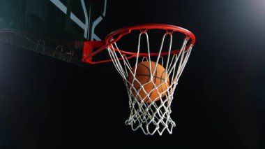 Basketbol topunun süper yavaş hareketi Hoop Net 'ten 1000fps hızla geçiyor. Yüksek Hız Sinema Kamerası, 4K.