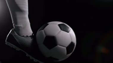 Siyah Arkaplanda Topa Tekmelerken Süper Yavaş Çekim, 1000fps. Ayrıntılı çekim. Yüksek Hız Sinema Kamerası, 4K.