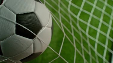 Green Field 'da Süper Yavaş Hareket Futbol Topu Gol Ağı' na çarpıyor, 1000fps. Yüksek Hız Sinema Kamerası, 4K.