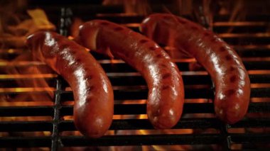 Grill 'de Süper Yavaş Çekim Sausages on Camera Motion 1.000 fps' de. Yüksek Hız Sinema Kamerası, 4K.