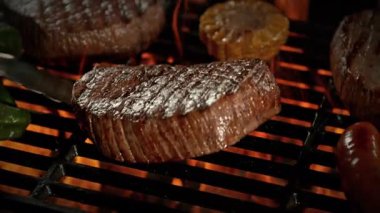 150 metrede Mangalda Kıymalı Biftek ve Kamera Hareketi 'nin Süper Yavaş Çekimi. Yüksek Hız Sinema Kamerası, 4K.