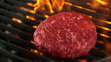 Süper Yavaş Çekim Hamburger Etleri Alevler ve Közlerle Sıcak Izgaraya Düşüyor. Yüksek Hız Sinema Kamerası, 4K.
