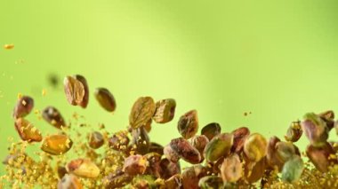 Peeled and Crsted Pistachio Futs 'ın Süper Yavaş Çekimi 1000 fps yükseklikte uçuyor. Yüksek Hız Sinema Kamerası, 4K.