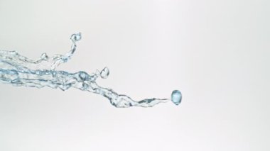 Süper Yavaş Çekim Su Sıçratma Beyaz Arkaplan 'da izole edildi. Yüksek Hız Sinema Kamerası, 4K.