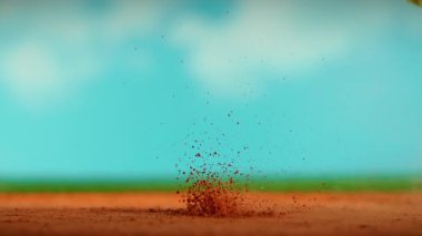 Tenis topu Clay 'e Süper Yavaş Hareket' te çarpıyor, 1000fps. Yüksek Hız Sinema Kamerası, 4K.