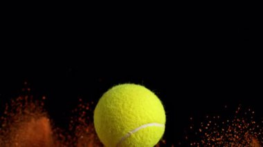 Süper Yavaş Hareketli Uçan Tenis Topu ve Turuncu Clay Patlaması. Yüksek Hız Sinema Kamerası, 4K.