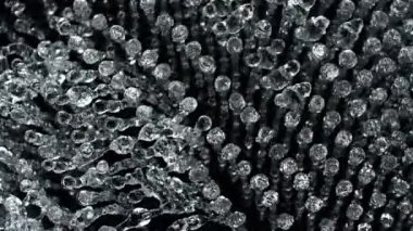 Su Damlalarının Süper Yavaş Çekimi Kara Arkaplan 'da izole edilmiş bir şekilde uçuyor, 1000 fps. Yüksek Hız Sinema Kamerası, 4K.