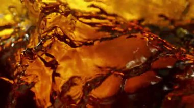 Sallanan Altın Sıvının Süper Yavaş Çekimi, 1000fps 'de. Yüksek Hız Sinema Kamerası, 4K.