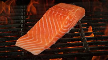 Süper Yavaş Çekim Somon Fileto Ateş Altında Izgara ve Kamera Hareketi 'nin 1000fps hızında. Yüksek Hız Sinema Kamerası, 4K.