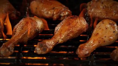 1000fps 'te Fire Up Grill' de Süper Yavaş Çekim Tavuk Davul Çubuğu Kamera Hareketi. Yüksek Hız Sinema Kamerası, 4K.