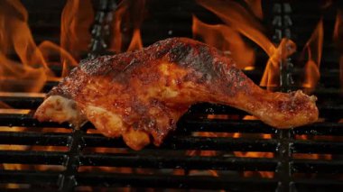 Süper Yavaş Çekim Tavuk Bacağı Ateş Altında Izgara ve Kamera Hareketi 'nin 1000fps' te çekimi. Yüksek Hız Sinema Kamerası, 4K.