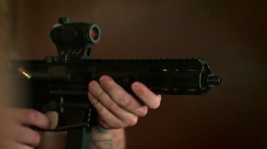 Tüfekten çekilen Gerçek Silah 'ın Süper Yavaş Çekimi. Yüksek Hız Sinema Kamerası, 4K.