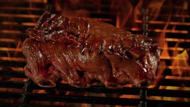 Süper Yavaş Çekim Et Kaburgaları Ateş Altında Izgara ve Kamera Hareketi 'nin 1000fps' te çekimi. Yüksek Hız Sinema Kamerası, 4K.