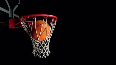 Basketbol topunun süper yavaş hareketi Hoop Net 'ten 1000fps hızla geçiyor. Yüksek Hız Sinema Kamerası, 4K.