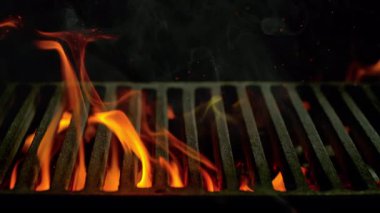 Hot Grill Grate 'in Süper Yavaş Çekimi. Alevler ve Parlayan Közlerle birlikte. Yüksek Hız Sinema Kamerası, 4K.