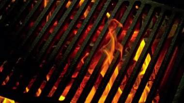 Hot Grill Grate 'in Süper Yavaş Çekimi Parlayan Közler ve Alevler ile 1000 fps' te. Yüksek Hız Sinema Kamerası, 4K.