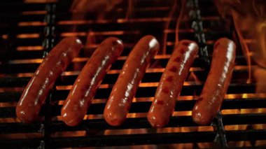 Grill 'de Süper Yavaş Çekim Sausages on Camera Motion 1.000 fps' de. Yüksek Hız Sinema Kamerası, 4K.