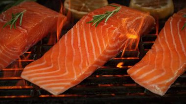Süper Yavaş Çekim Somon Fileto Ateş Altında Izgara ve Kamera Hareketi 'nin 1000fps hızında. Yüksek Hız Sinema Kamerası, 4K.