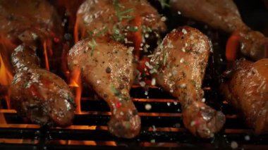 Süper Yavaş Baharat Düşüşü Mangalda Tavuk Davul Çubukları ve Kamera Hareketi... -... 1000fps 'de. Yüksek Hız Sinema Kamerası, 4K.