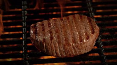 Süper Yavaş Çekim Biftek Atışı 1000fps 'te Ateş Altında Izgara ve Kamera Hareketi. Yüksek Hız Sinema Kamerası, 4K.