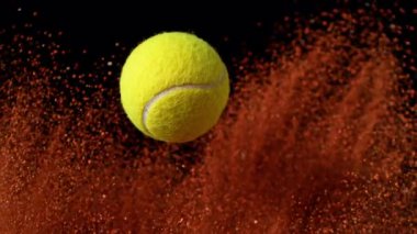Süper Yavaş Hareketli Uçan Tenis Topu ve Turuncu Clay Patlaması. Yüksek Hız Sinema Kamerası, 4K.