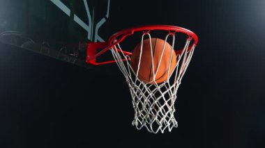 Basketbol topunun süper yavaş hareketi Hoop Net 'ten 1000fps hızla geçiyor. Yüksek Hız Sinema Kamerası, 4K.