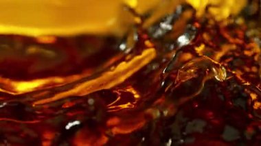 Sallanan Altın Sıvının Süper Yavaş Çekimi, 1000fps 'de. Yüksek Hız Sinema Kamerası, 4K.