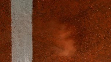 Tenis topu, Super Slow Motion, 1000fps 'ta Clay Court' a çarptı. Yüksek Hız Sinema Kamerası, 4K.