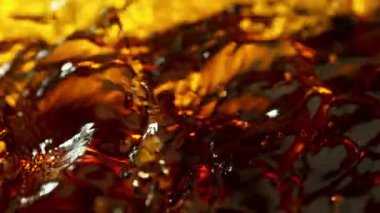 Sallanan Altın Sıvının Süper Yavaş Çekimi, 1000fps 'de. Yüksek Hız Sinema Kamerası, 4K.
