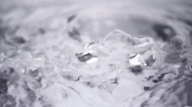 Süper Yavaş Hareket Detaylı Dalgalanan Temiz Su Yüzeyi 'nin 1000fps' te Çekimi. Yüksek Hız Sinema Kamerası, 4K.