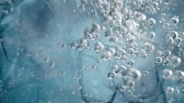 Kristal berrak suda 300 metrede Süper Yavaş Çekim Buz ve Hava Baloncukları. Yüksek Hız Sinema Kamerası, 4K.