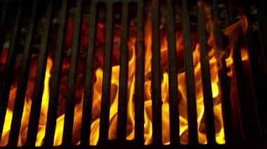 Hot Grill Grate 'in Süper Yavaş Çekimi Parlayan Közler ve Alevler ile 1000 fps' te. Yüksek Hız Sinema Kamerası, 4K.