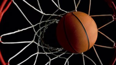 Basketbol topunun süper yavaş hareketi Hoop Net 'ten 1000fps hızla geçiyor. Yüksek Hız Sinema Kamerası, 4K.