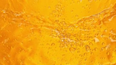 Süper Yavaş Çekim Altın Yağ Suyu 'nun 1000fps hızında akışı. Yüksek Hız Sinema Kamerası, 4K.