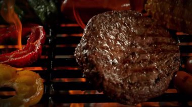 Hamburger Etinin Süper Yavaş Çekimi 300m 'de Ateş Altında Izgara Hareketi ile Çekiliyor. Yüksek Hız Sinema Kamerası, 4K.