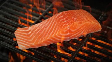 Somon filetosunun Süper Yavaş Çekimi 1000fps 'te Fired Up Grill' de. Yüksek Hız Sinema Kamerası, 4K.