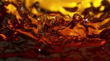 Sallanan Altın Sıvının Süper Yavaş Çekimi, 1000fps 'de. Yüksek Hız Sinema Kamerası, 4K.