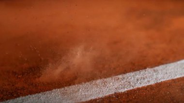 Tenis topu, Super Slow Motion, 1000fps 'ta Clay Court' a çarptı. Yüksek Hız Sinema Kamerası, 4K.