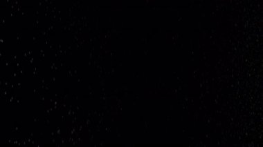 Super Slow Motion Real Rain Drops Kara Arkaplana Düşüyor, 1000fps Overlay Video. Yüksek Hız Sinema Kamerası, 4k.
