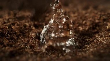 Süper Yavaş Hareket Ayrıntılı Vuruşlar Düşen Düşen ve Toprak Substrat 'a Sıçrayan. Yüksek Hız Sinema Kamerası, 4K.