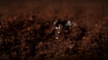 Süper Yavaş Hareket Detay Çekimi. Sıcak suyla birlikte 300 metrede demlenen öğütülmüş kahve. 4K 'da Yüksek Hız Sinema Kamerası ile çekildi..