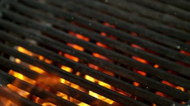 Yuvarlak Izgara Izgara 'nın Süper Yavaş Hareketi. Parlayan Közler ve Alevler' le birlikte. Yüksek Hız Sinema Kamerası, 4K.