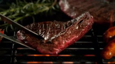 1000fps 'te, Hot Grill' de Ateşli Biftek Etinin Süper Yavaş Çekimi. Yüksek Hız Sinema Kamerası, 4K.