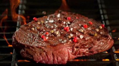 Shot Motion Super Slow Motion Shot of Baharatlı Biftek Etleri 1000fps 'te ızgaraya düşüyor. Yüksek Hız Sinema Kamerası, 4K.