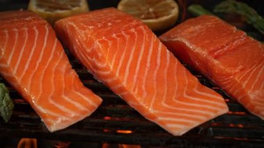 Süper Yavaş Çekim Somon Fileto Ateş Altında Izgara ve Kamera Hareketi 'nin 1000fps hızında. Yüksek Hız Sinema Kamerası, 4K.