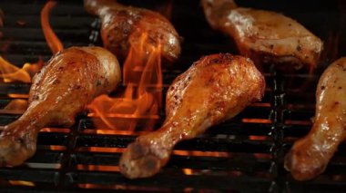 1000fps 'te Fire Up Grill' de Süper Yavaş Çekim Tavuk Davul Çubuğu Kamera Hareketi. Yüksek Hız Sinema Kamerası, 4K.